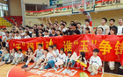 玉環(huán)勝路橋，球迷追“法拉利”求簽名。